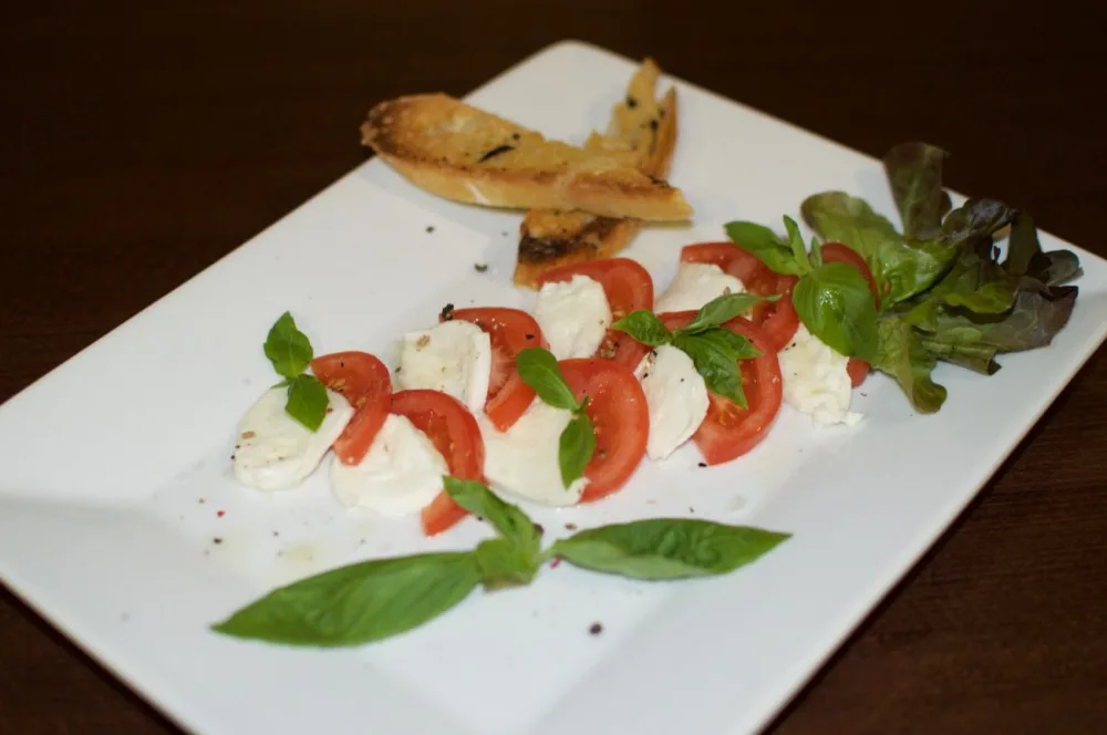 Caprese s mozzarellou di bufala, rajčátky typu san merzáno a čerstvou bazalkou, rozpečená ciabatta