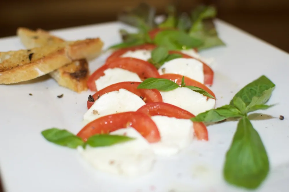 Caprese s mozzarellou di bufala, rajčátky typu san merzáno a čerstvou bazalkou, rozpečená ciabatta