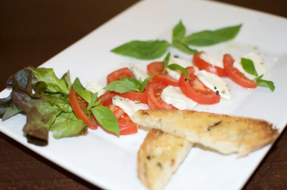 Caprese s mozzarellou di bufala, rajčátky typu san merzáno a čerstvou bazalkou, rozpečená ciabatta