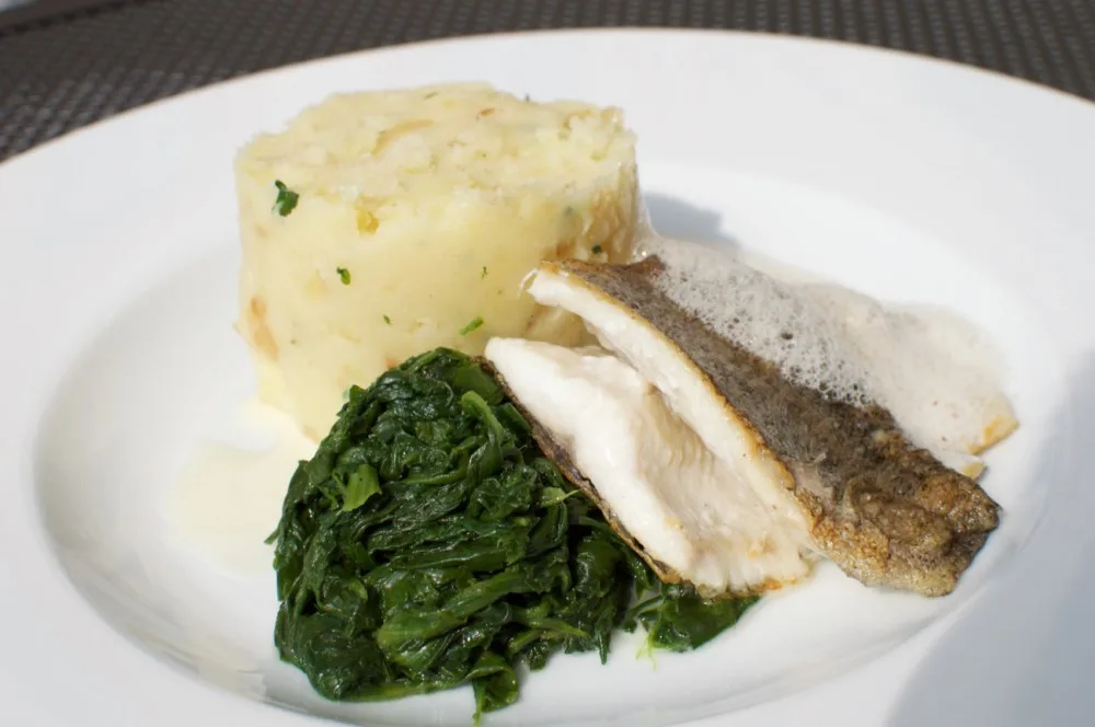 Filet ze pstruha, máslová omáčka s kmínem, špenát a šťouchané brambory