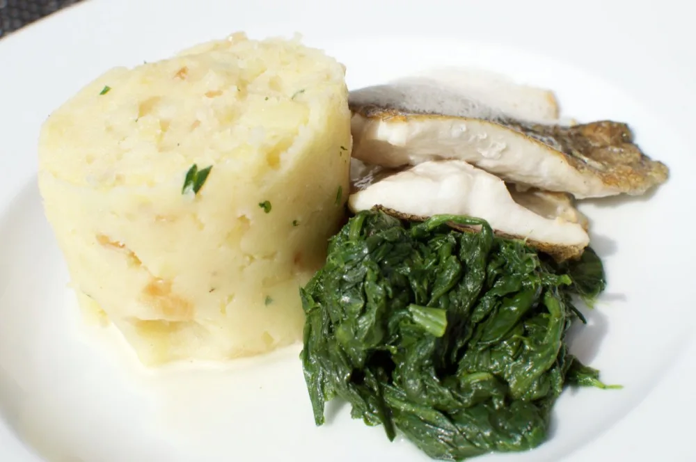 Filet ze pstruha, máslová omáčka s kmínem, špenát a šťouchané brambory