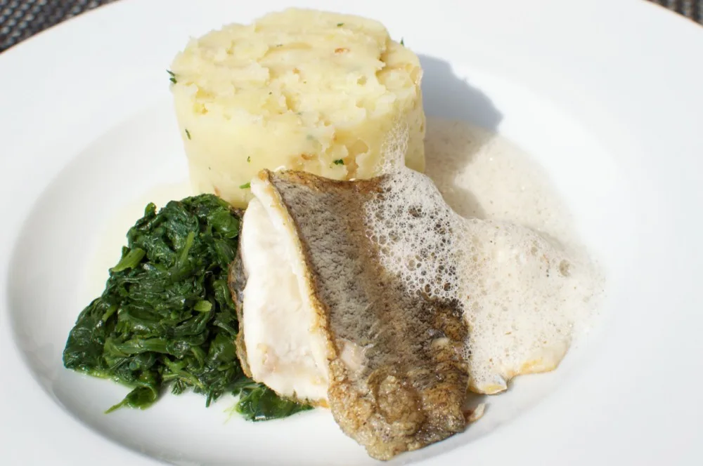 Filet ze pstruha, máslová omáčka s kmínem, špenát a šťouchané brambory