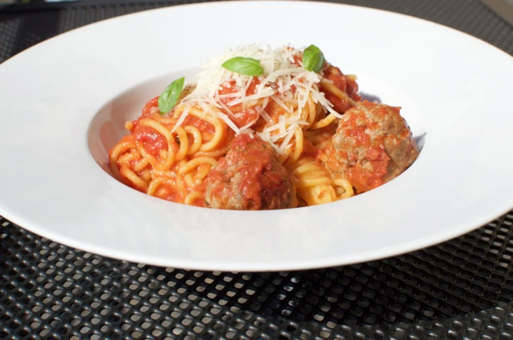 Spaghetti s masovými koulemi a parmazánem