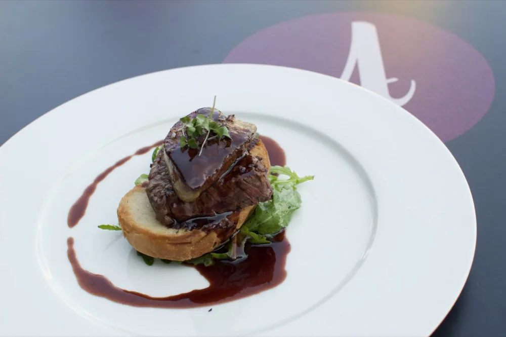 Hovězí steak "Rossini", rukola, vinná omáčka