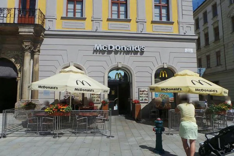 McDonald's na Horním náměstí po letech končí, prostory Salmova paláce jsou v nabídce realitek