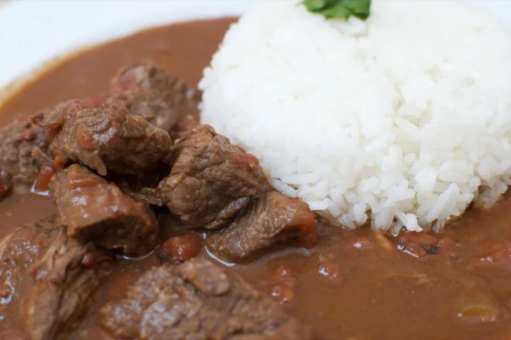 Aromatické hovězí s čokoládou, chilli a jasmínovou rýží