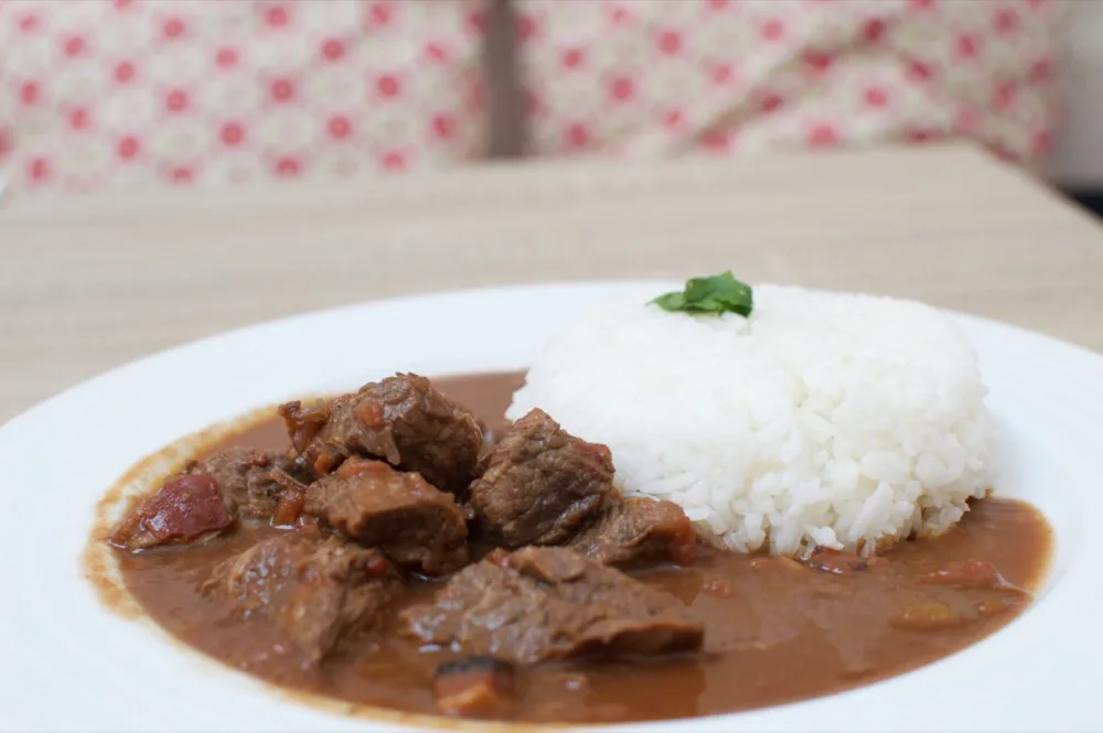 Aromatické hovězí s čokoládou, chilli a jasmínovou rýží