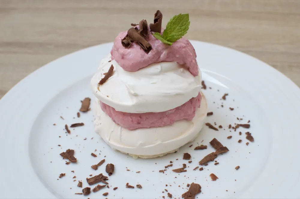 DSC_1217Dort Pavlova s malinovým mascarpone a čokoládou