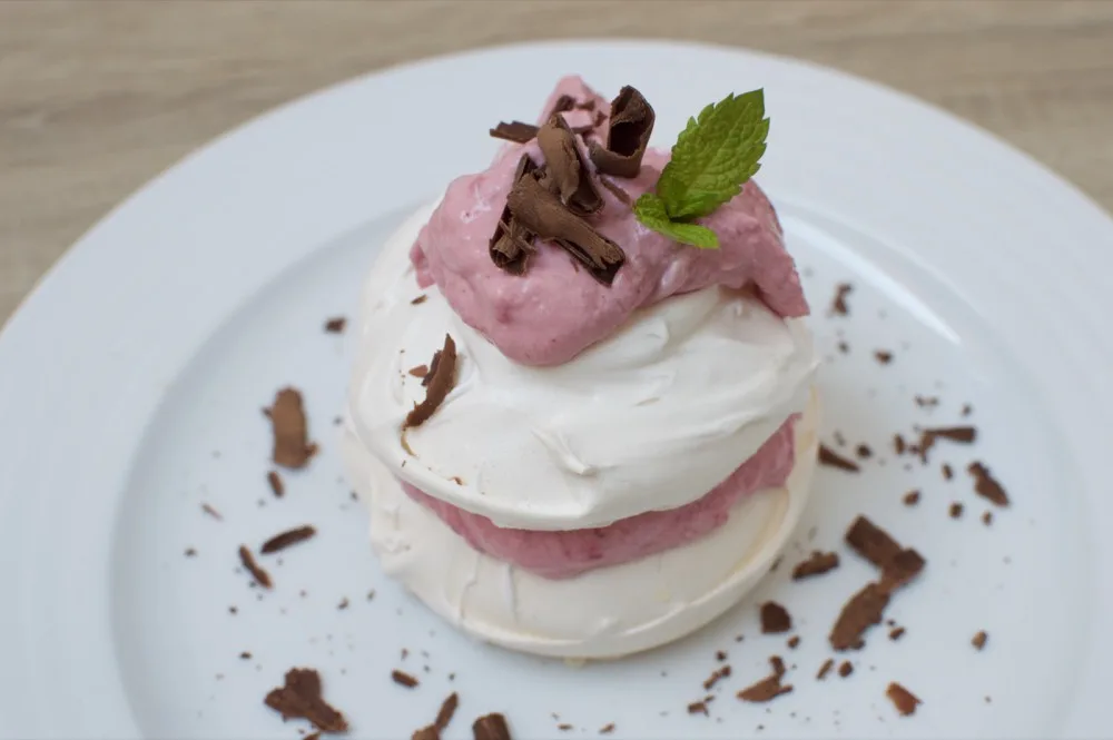Dort Pavlova s malinovým mascarpone a čokoládou