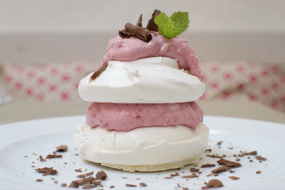 Dort Pavlova s malinovým mascarpone a čokoládou