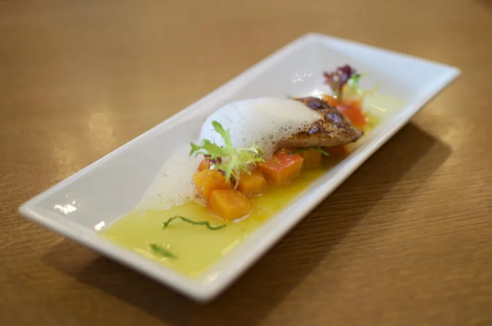 Pečená kachní foie gras s marinovanou dýní, zázvorová pěna