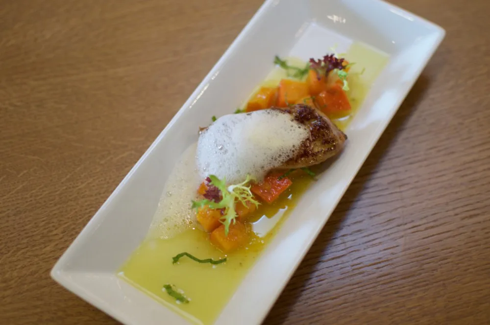 Pečená kachní foie gras s marinovanou dýní, zázvorová pěna