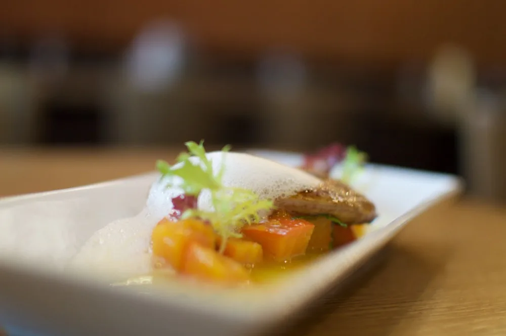 Pečená kachní foie gras s marinovanou dýní, zázvorová pěna
