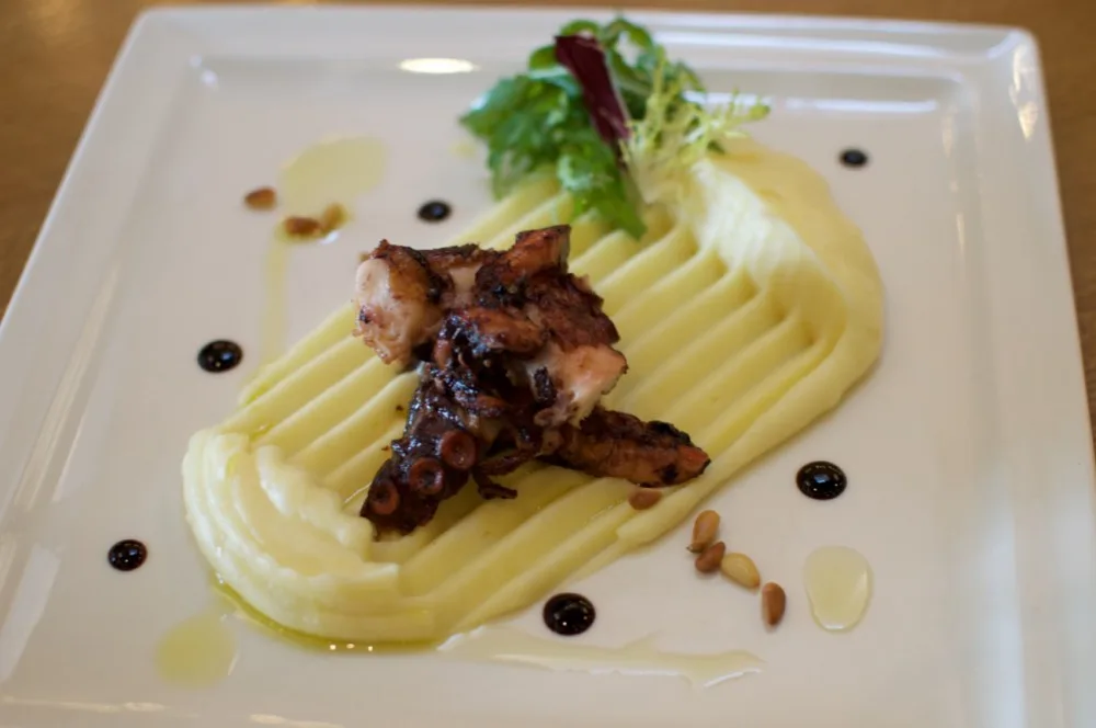 Grilovaná chobotnice, citronové pyré, smažené pinie, rukola
