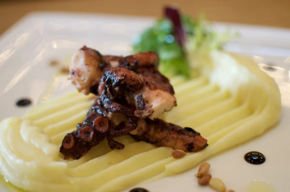 Grilovaná chobotnice, citronové pyré, smažené pinie, rukola