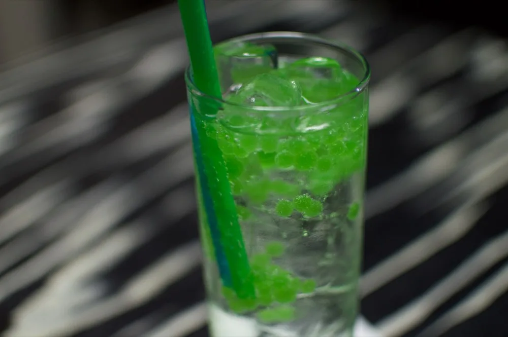 Gin a tonic s okurkovým kaviárem