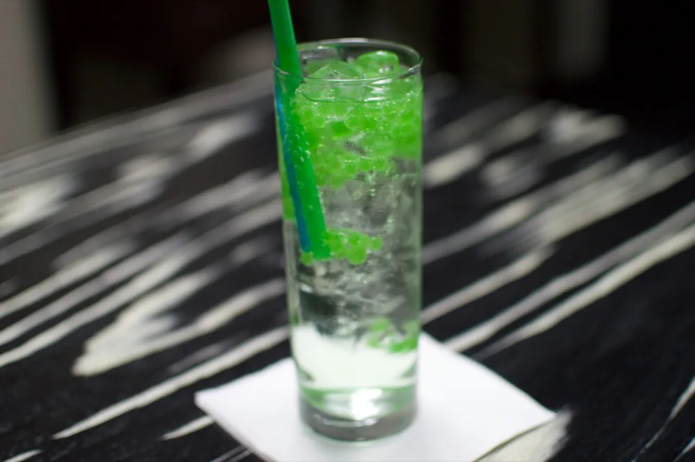 Gin a tonic s okurkovým kaviárem