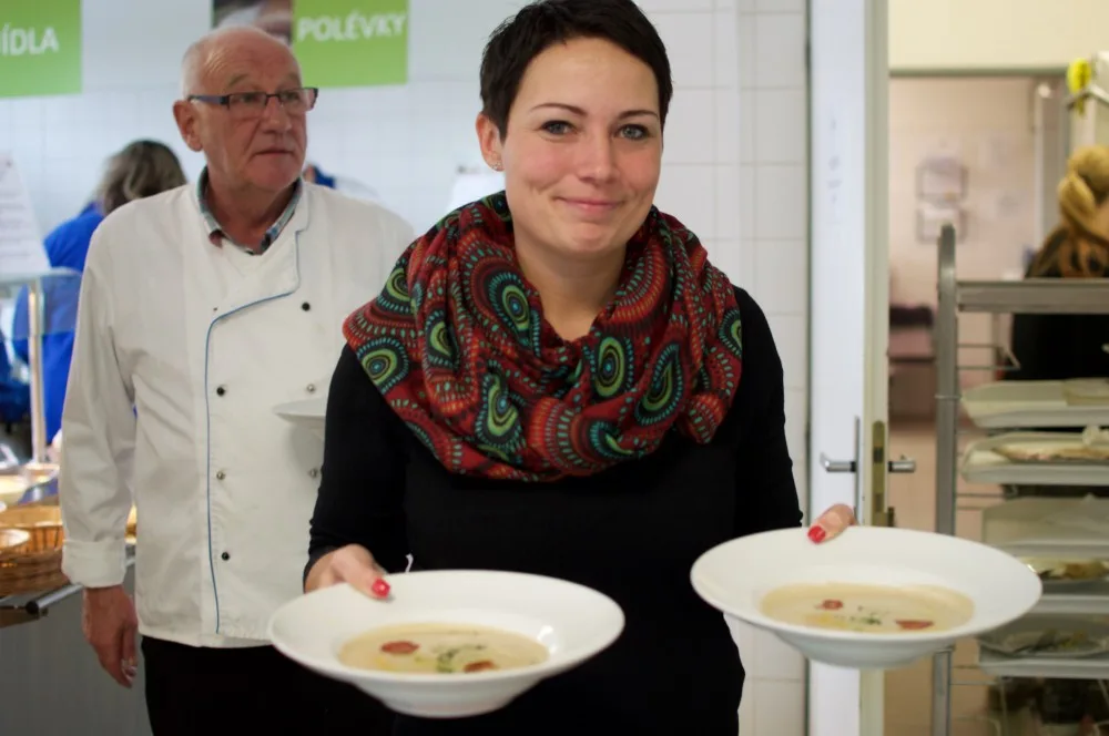 Tereza Šromová při servírování