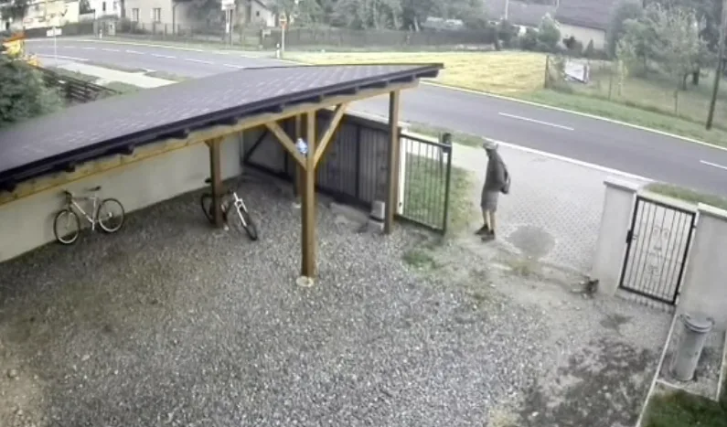 Video: Krádež kola v přímém přenosu, policie žádá o pomoc veřejnost při identifikaci pachatele