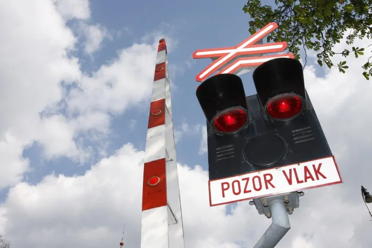 Muž v Olomouci vjel se svým autem na železniční přejezd, smetl ho vlak