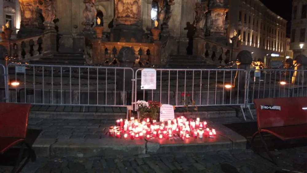 Pray from Olomouc. Pro Paříž dnes na Horním náměstí hořely desítky svíček