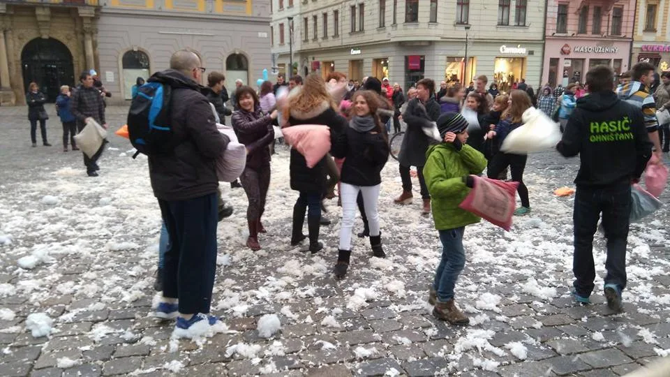 Video: Na Horním náměstí dnes sněžilo, odehrála se tam urputná polštářová bitva