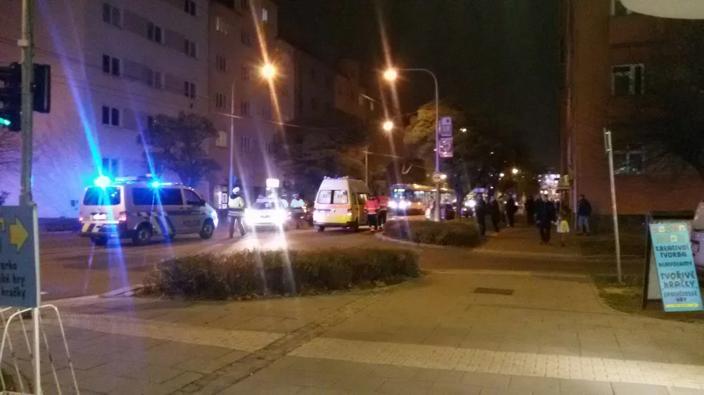Na Masarykově třídě se střetla dvě auta přímo v tramvajovém kolejišti, tramvaje stojí