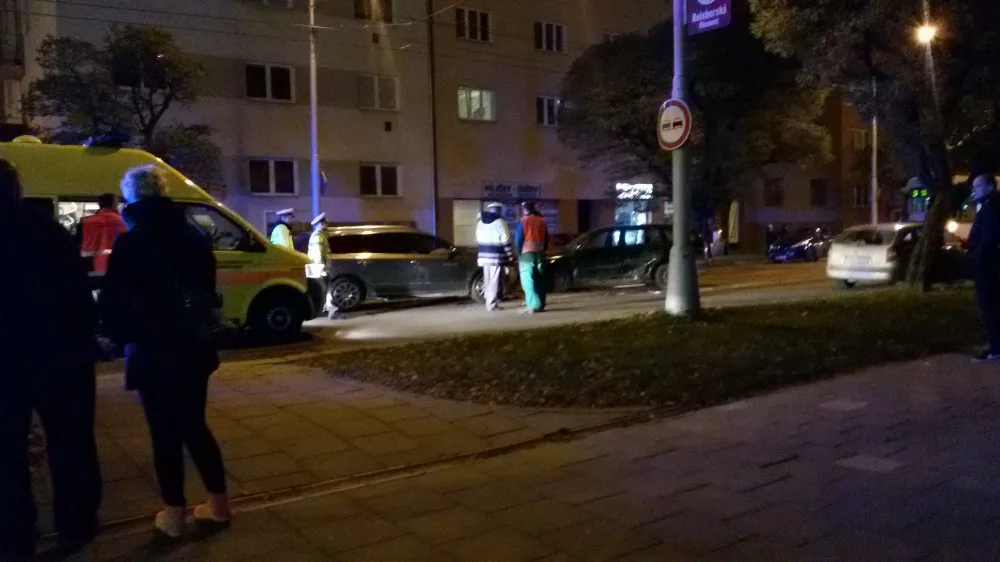 Na Masarykově třídě se střetla dvě auta přímo v tramvajovém kolejišti, tramvaje stojí