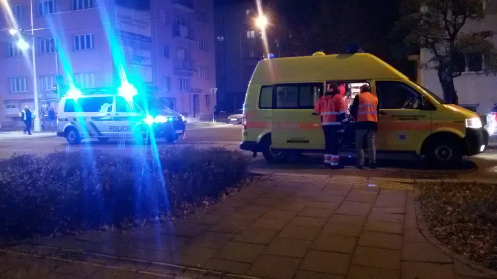 Na Masarykově třídě se střetla dvě auta přímo v tramvajovém kolejišti, tramvaje stojí