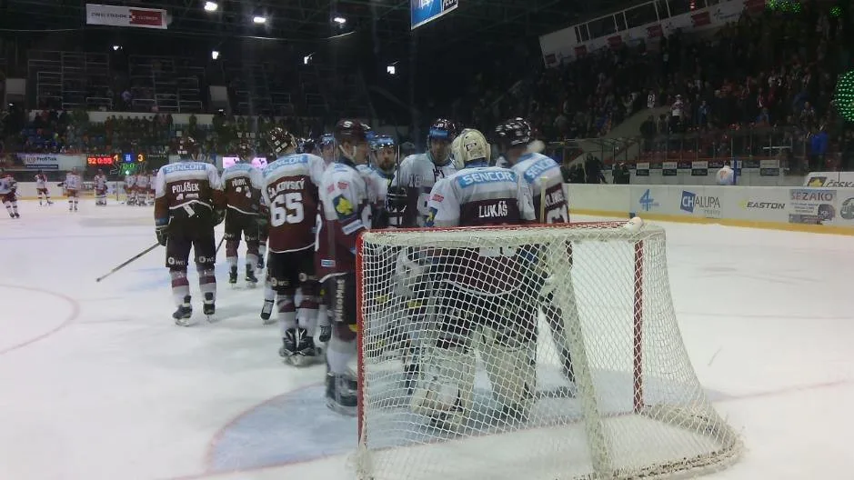 Report a video: Famózní Kohouti vypráskali Spartu