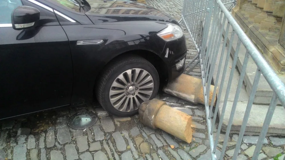 Dnes ráno byl na Dolním náměstí poškozen Morový sloup, najelo do něj auto