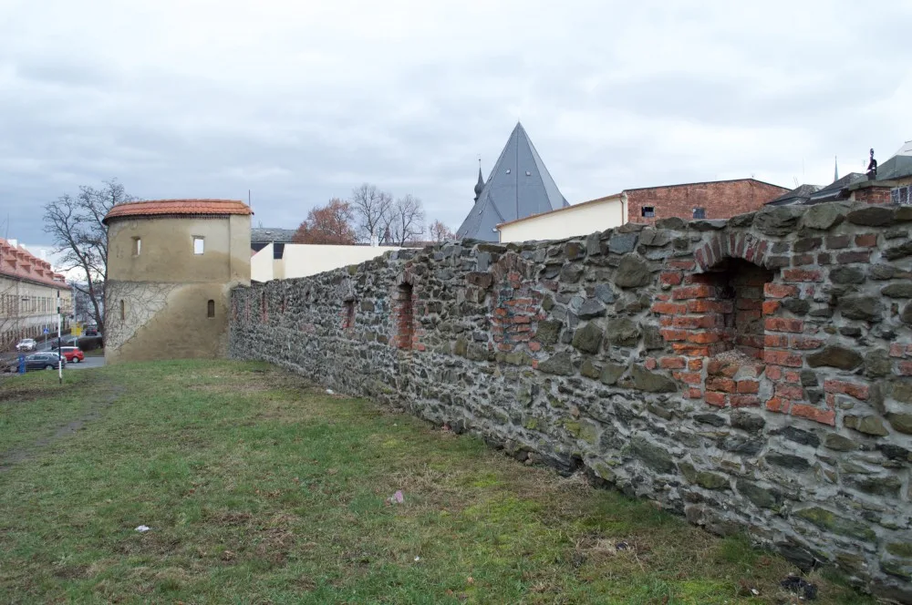 Drbna historička: Řekni, kde ty hradby jsou?