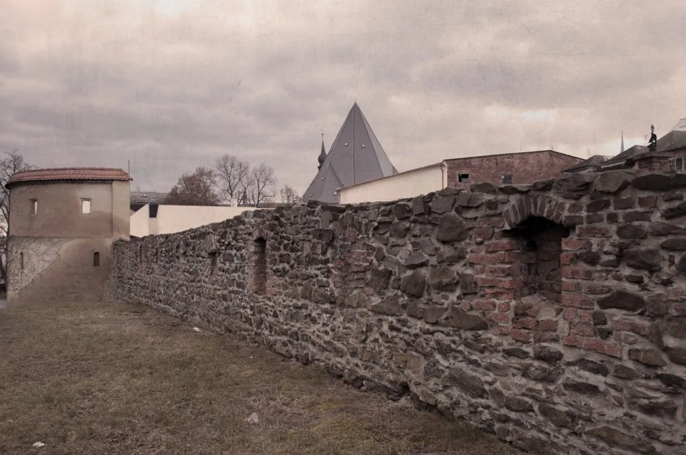 Drbna historička: Řekni, kde ty hradby jsou?