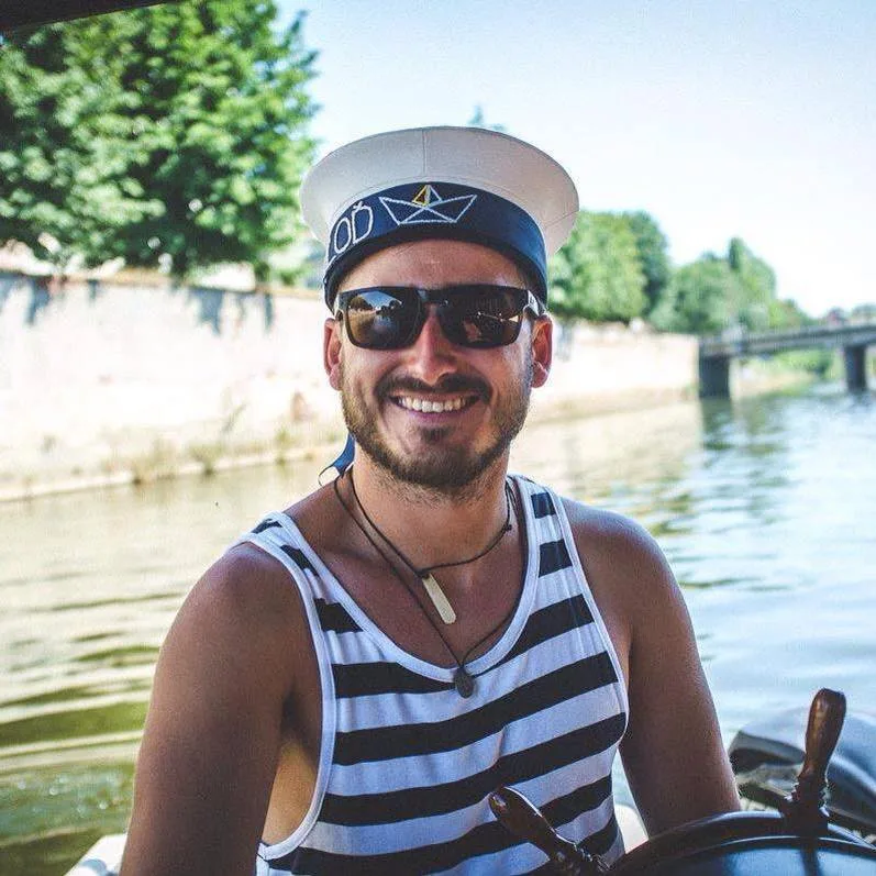 Přeplul oceán na historické plachetnici, teď brázdí vody s Ololodí – kapitán Šimon Pelikán