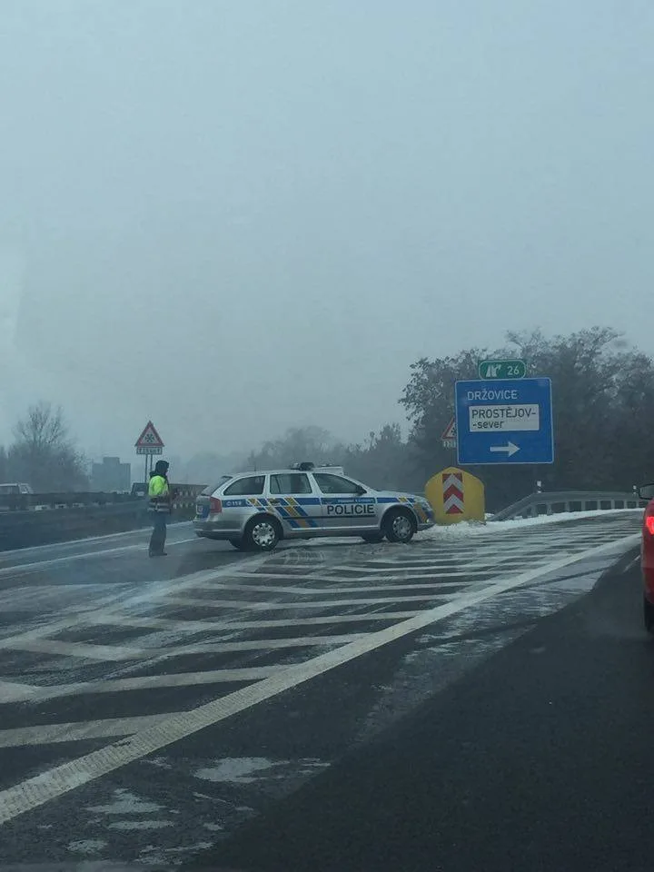 #drbnohled od Simony: Tři hodiny v zácpě. Takto dnes vypadala situace na dálnici u Prostějova