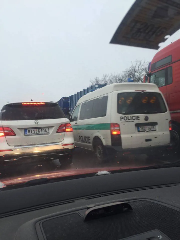 #drbnohled od Simony: Tři hodiny v zácpě. Takto dnes vypadala situace na dálnici u Prostějova
