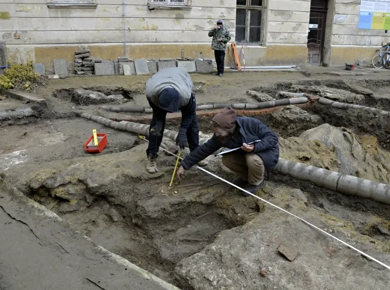 Archeologové našli u filozofické fakulty 62 hrobů, některé pocházejí ze středověku