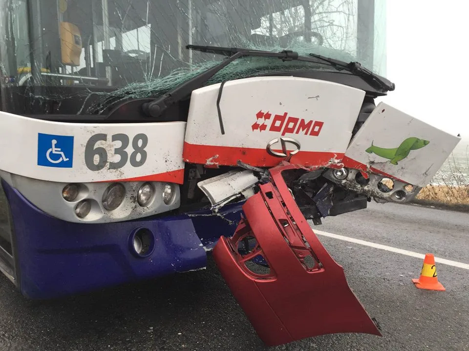 U Poděbrad se stala nehoda s těžkým zraněním, autobus se srazil se dvěma auty
