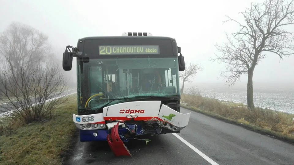 U Poděbrad se stala nehoda s těžkým zraněním, autobus se srazil se dvěma auty