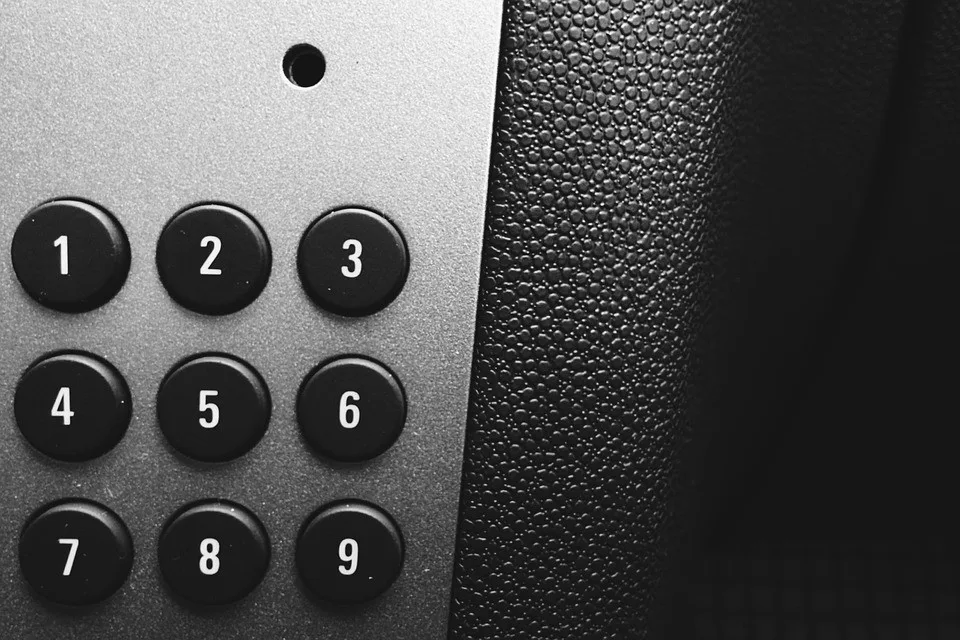 Seniorka si přes telefon sjednala úvěr, naletěla podvodníkovi a přišla o tisíce korun