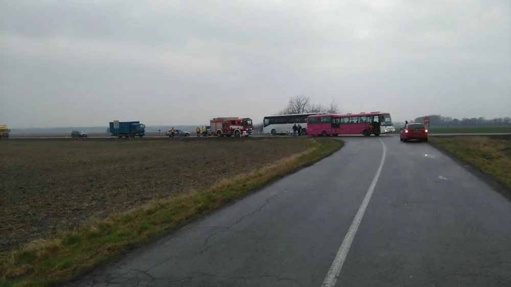 #drbnohled od Martina: Na Šternberské se střetly dva autobusy, tah je zcela neprůjezdný