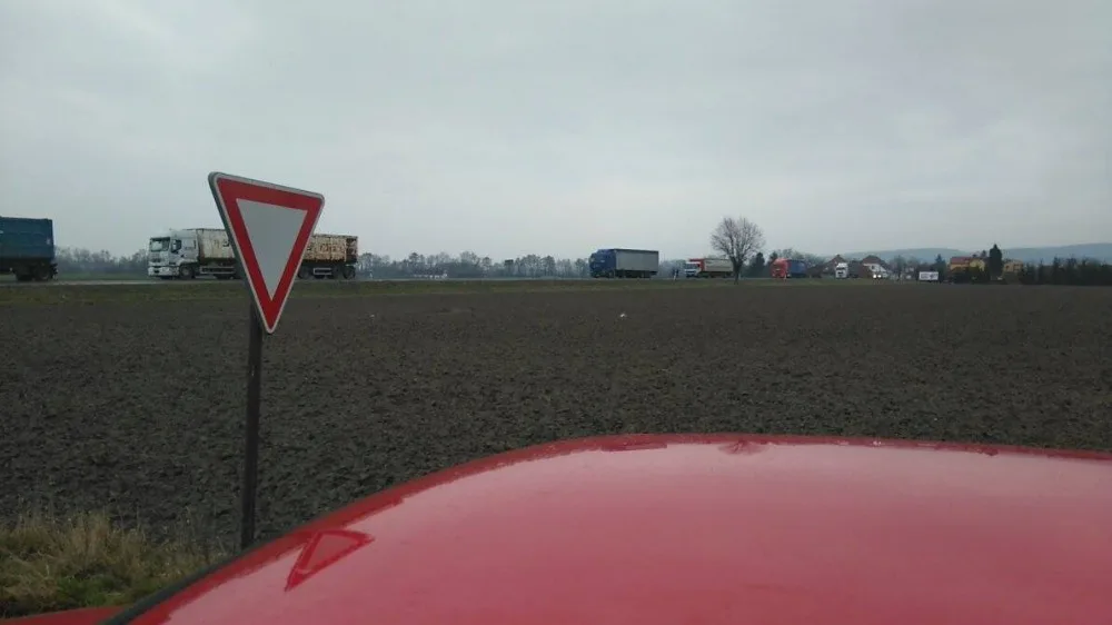 #drbnohled od Martina: Na Šternberské se střetly dva autobusy, tah je zcela neprůjezdný