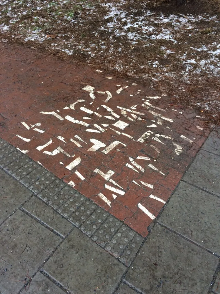 #drbnohled od Radka: Olomoucké umění na chodníku, nebo neměl dlaždič čas?