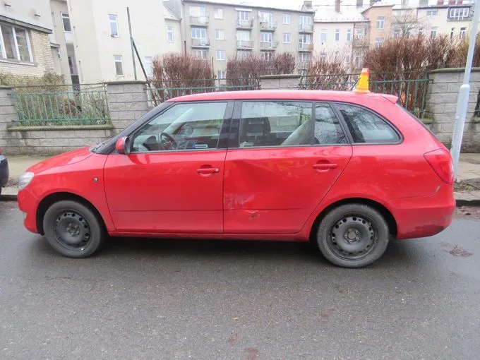 Řidič nacouval svým vozem do druhého auta, poté ujel. Nepoznáte ho na snímku z kamery?