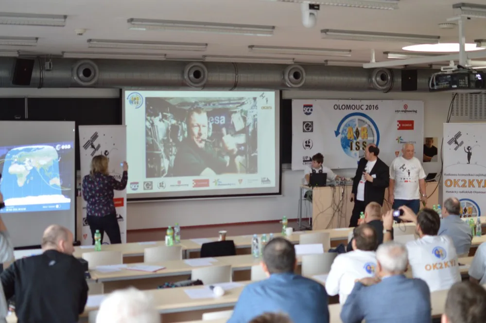 Olomoučtí studenti se živě spojili s vesmírnou stanicí ISS a vyzpovídali astronauta Tima Peaka