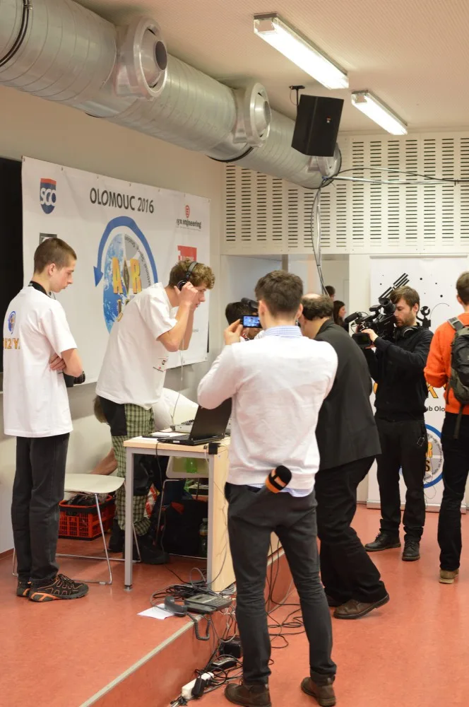 Olomoučtí studenti se živě spojili s vesmírnou stanicí ISS a vyzpovídali astronauta Tima Peaka