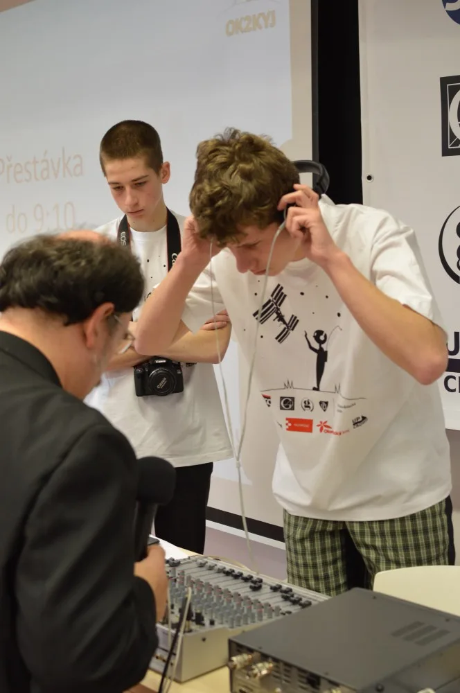 Olomoučtí studenti se živě spojili s vesmírnou stanicí ISS a vyzpovídali astronauta Tima Peaka
