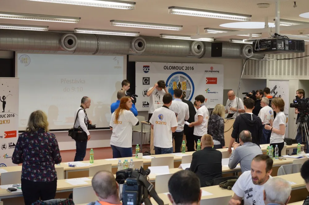 Olomoučtí studenti se živě spojili s vesmírnou stanicí ISS a vyzpovídali astronauta Tima Peaka