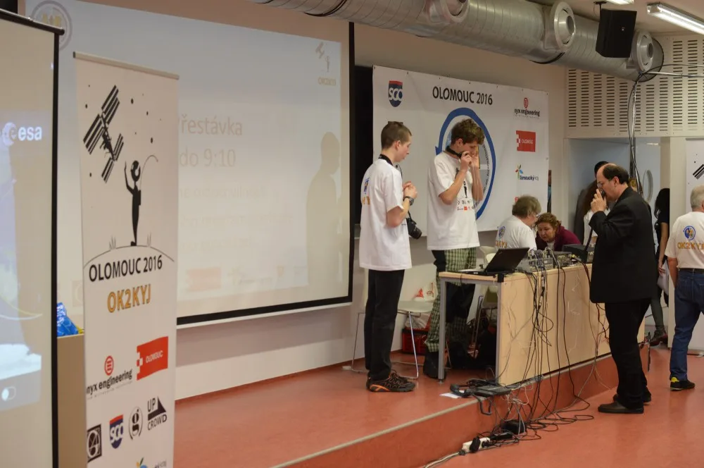 Olomoučtí studenti se živě spojili s vesmírnou stanicí ISS a vyzpovídali astronauta Tima Peaka