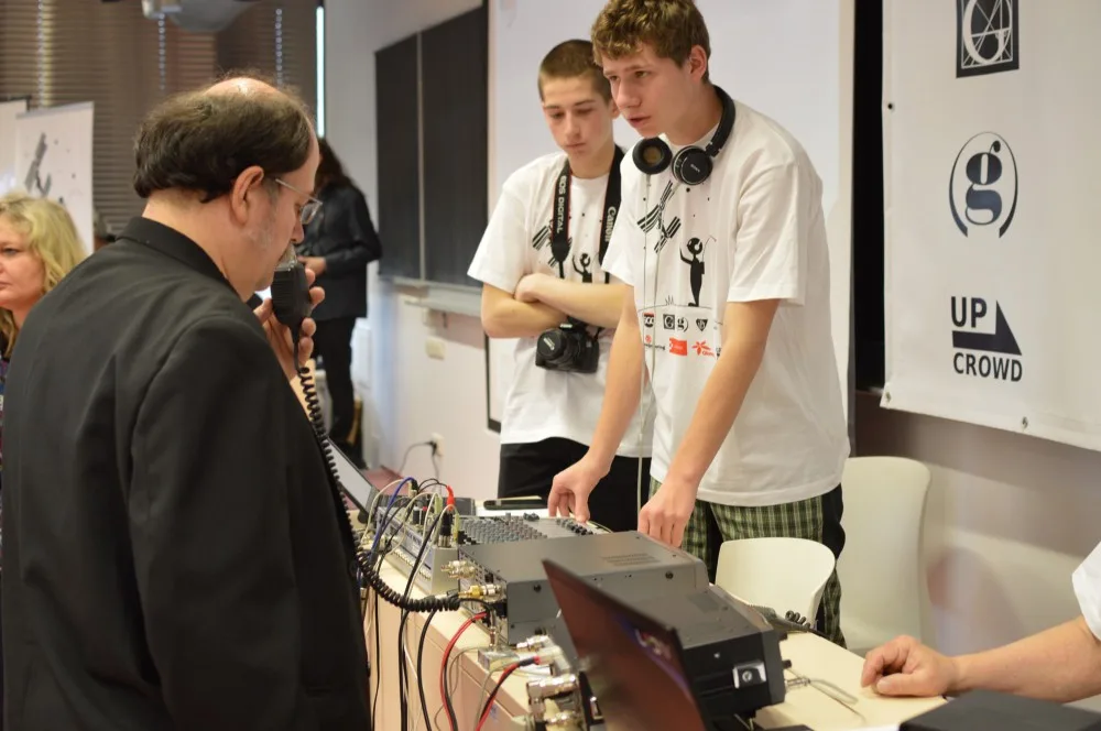 Olomoučtí studenti se živě spojili s vesmírnou stanicí ISS a vyzpovídali astronauta Tima Peaka